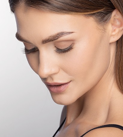 Modelka pozerá dole