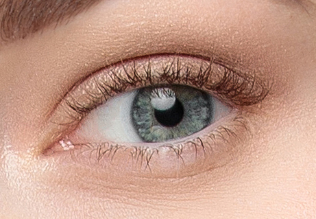 Detailný záber oka s krátkymi riasami