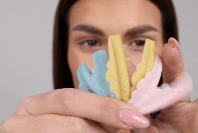 Model používa silikónovú tyčinku na horné viečko