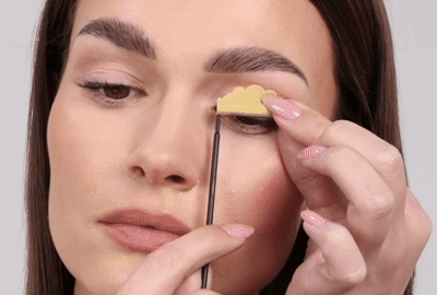 Modelka si jemne vyťahuje prúty z viečok a mihalníc