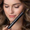 Žena so zavretými očami drží riasenku Nanolash Length & Curl Mascara