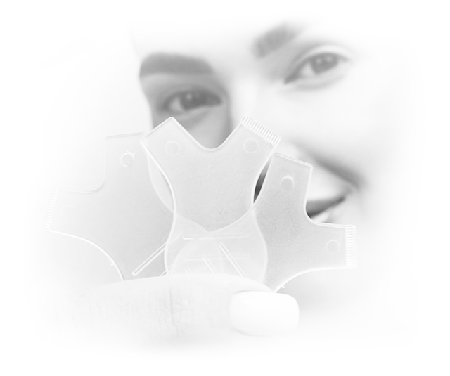 Sivý obrázok ženy držiacej zdvíhacie hrebene pri kamere